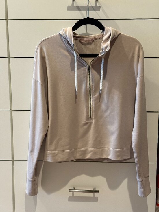 Vuori Tops - Vuori Cropped Hoodie Pullover Sweatshirt Size M--EXCELLENT CONDITION